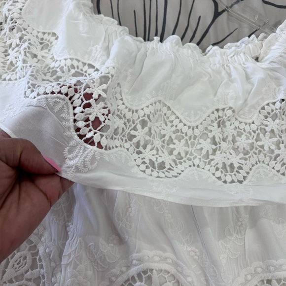 💰PRICE ⬇️ 
 BCBGMAXAZRIA • White Eyelet/ Off or On The Shoulders Top • sz Med - Picture 5 of 12